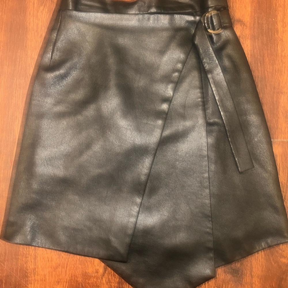 BCBG Maxazria Yulissa Skirt Womens XXS Faux Leather Buckle Wrap Busted Seam - Picture 6 of 11